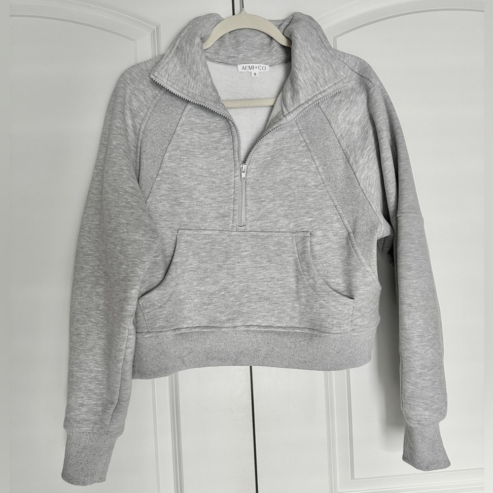 AEMI + CO Light Gray Dove Funnel Neck Half Zip Activewear Crop Sweatshirt